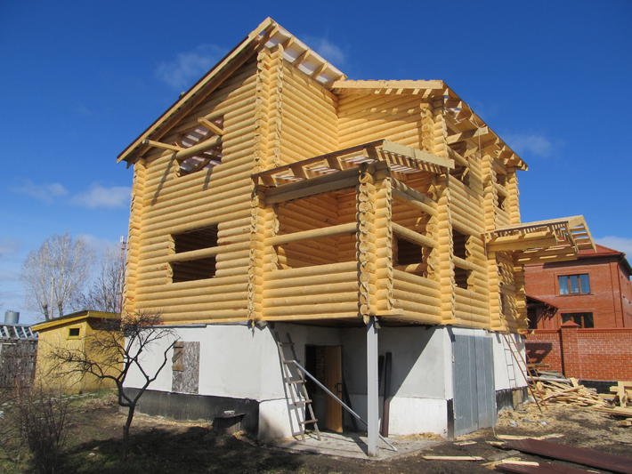 Двухэтажный рубленный дом с цоколем
